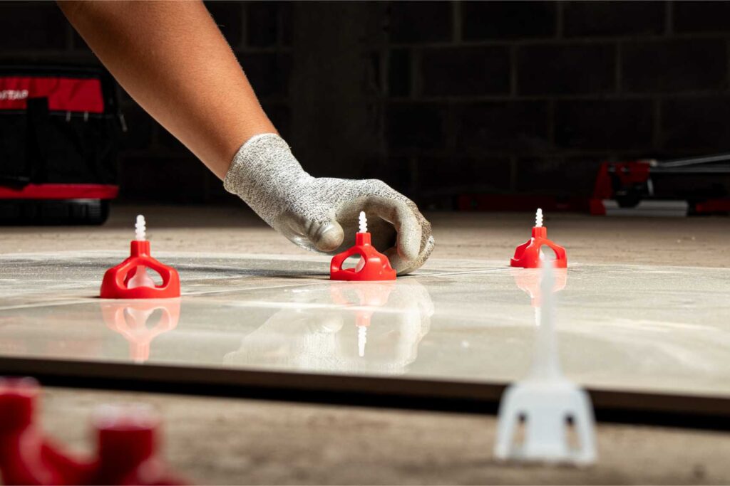 instalación de baldosas con las campanas de nivelación easy spin