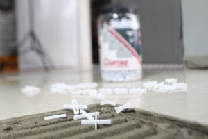 poner crucetas para azulejos en pavimento