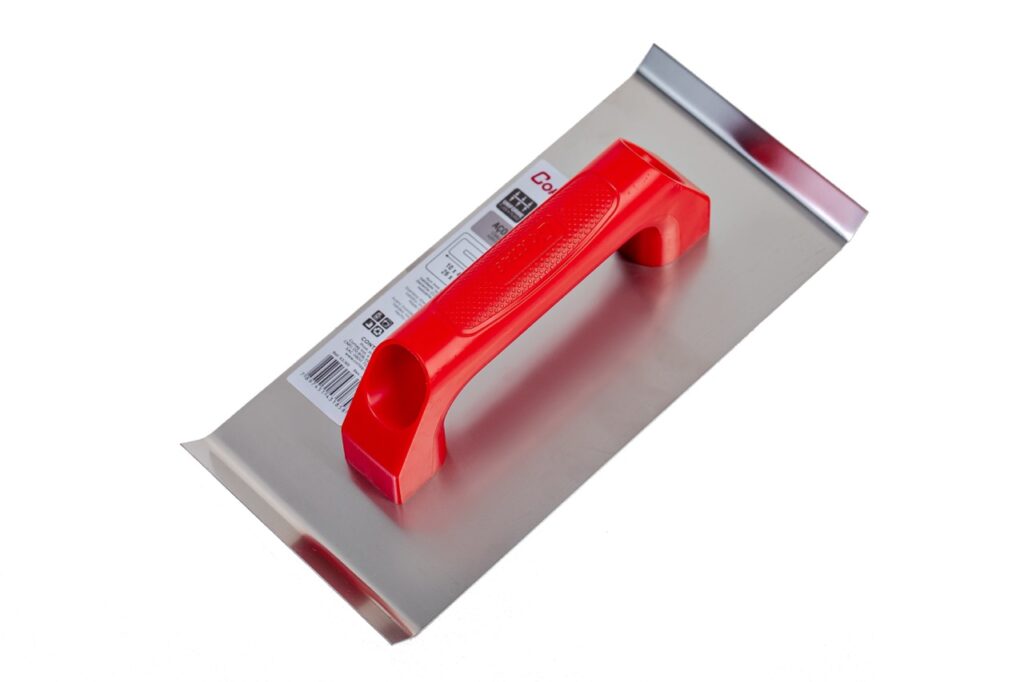Desempenadeira Inox – Cabo Plástico Vermelho – 12 x 26 cm