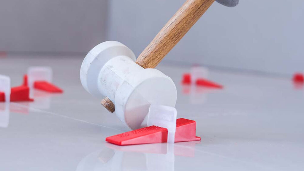 Conheça as vantagens dos sistemas de nivelamento e como usá-los para garantir acabamento profissional e durável.