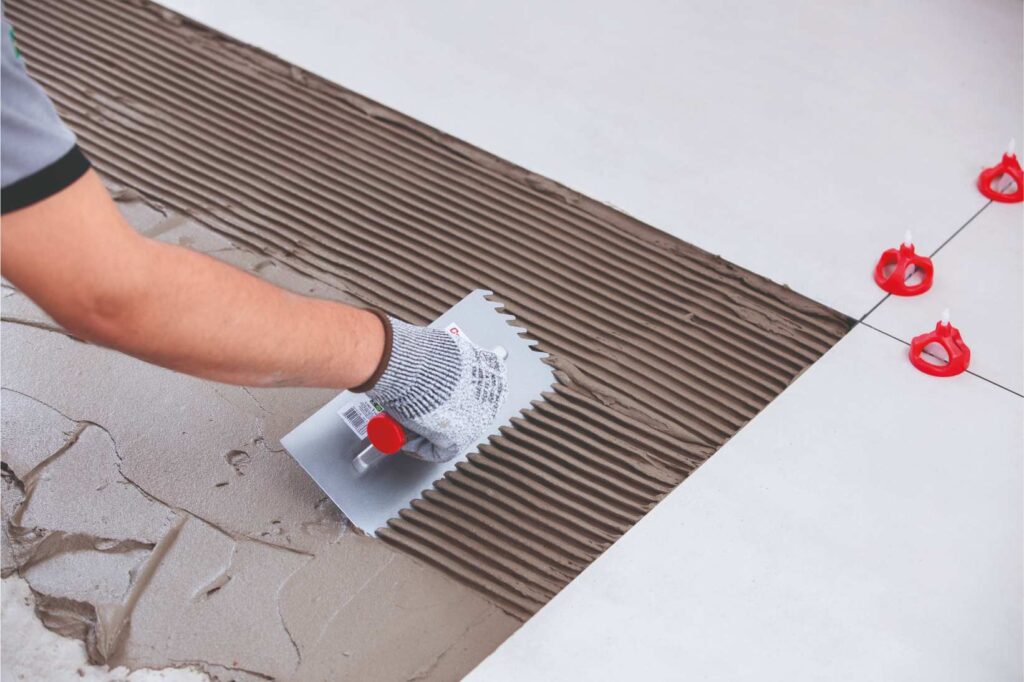 sistema de nivelación de azulejos y llana dentada