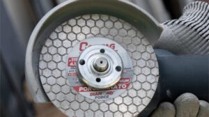 los discos de diamante son otra de las herramientas para reformas esenciales que permiten el corte de las baldosas más espesas