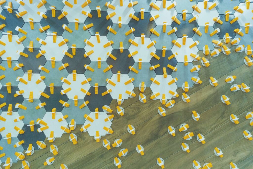 porque se levantan los azulejos de la pared