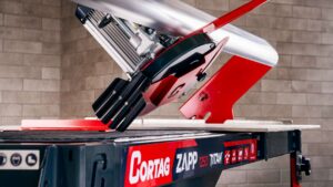 La Zapp Titan 1250 es una cortadora de cerámica de agua e ingletadora para realizar cortes a inglete