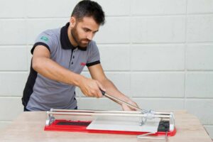 corte de azulejo rectificado con cortadora manual de azulejos