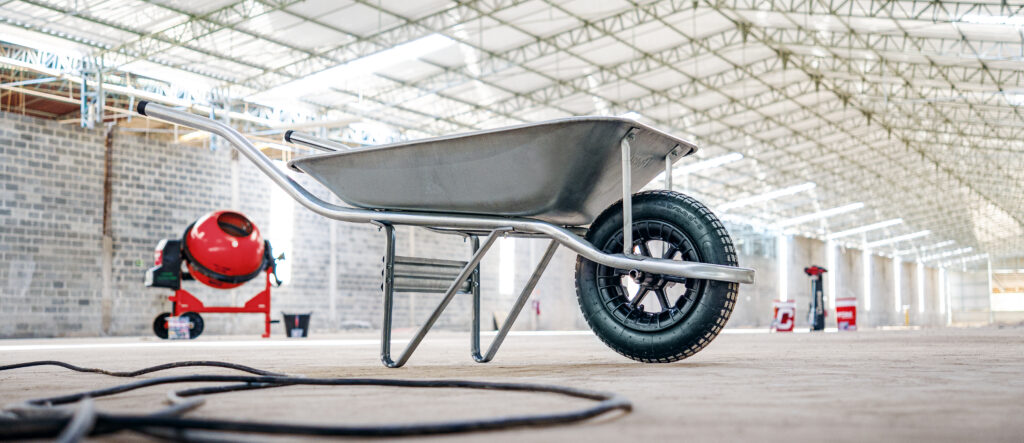 62982_carrinho_de_mao_galvanizado_45_l_ambientada