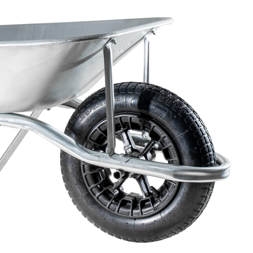 62982_carrinho_de_mao_galvanizado_45_l_detalhe_roda