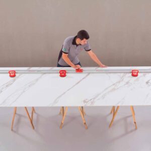 cortar piezas sin que se rompan o astillen es otro de los retos de la cerámica gran formato