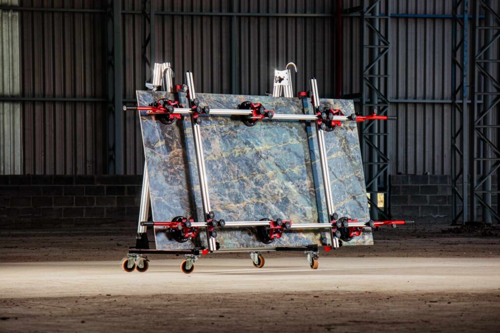 el transporte de las pieza supone uno de los retos del gran formato, junto con su corte y colocación