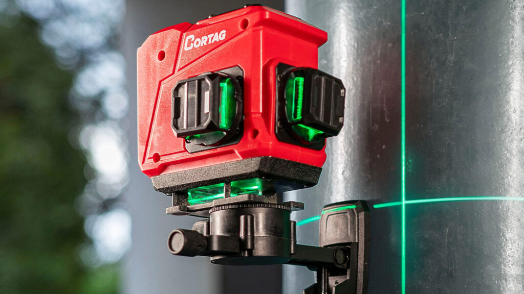 Descubra as diferenças entre nível a laser ou de alumínio, e entenda as vantagens para garantir precisão e produtividade na obra.