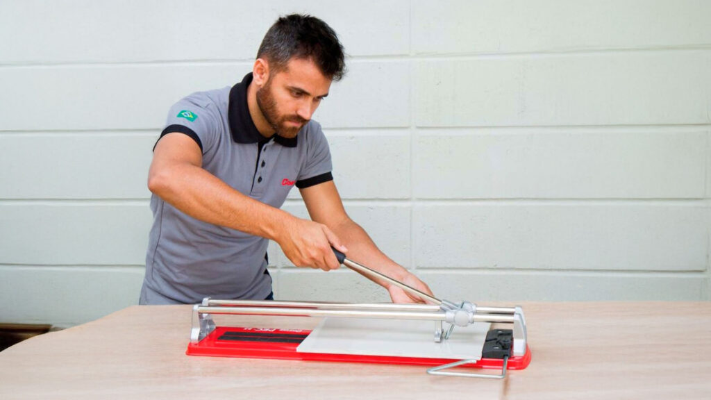 Entenda a importância dos cortadores de piso na obra e como escolher o modelo ideal para garantir precisão e acabamento profissional.