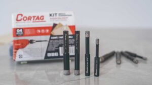 la imagen muestra brocas diamantadas de CORTAG, una de las herramientas de perforación para hacer agujeros en azulejos