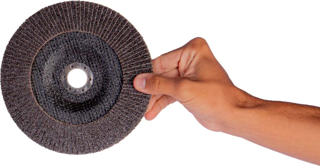 Discos de Desbaste 1 se muestra una mano eligiendo discos de desbaste