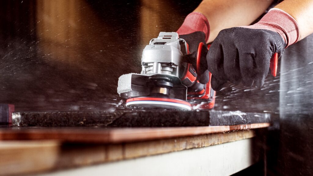 se muestra un disco de pulir en amoladora, pulidora para tratar revestimientos