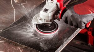 se muestra como se usan los discos de pulir sobre revestimiento