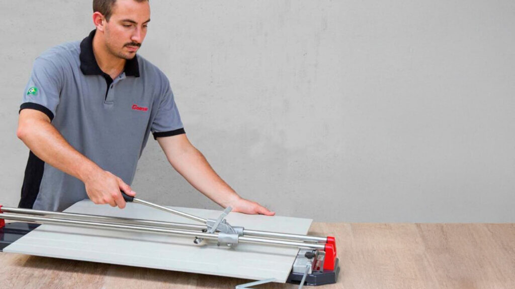 Como escolher o cortador de pisos ideal para seu projeto 6 Saiba como escolher o cortador de pisos ideal e conheça os tipos disponíveis, dicas de uso e diferenciais dos produtos Cortag.