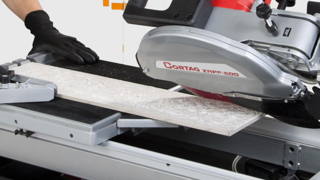 Saiba como cortar porcelanato corretamente 7 Aprenda como cortar porcelanato corretamente, as ferramentas ideais, técnicas básicas para garantir cortes precisos e acabamento profissional.