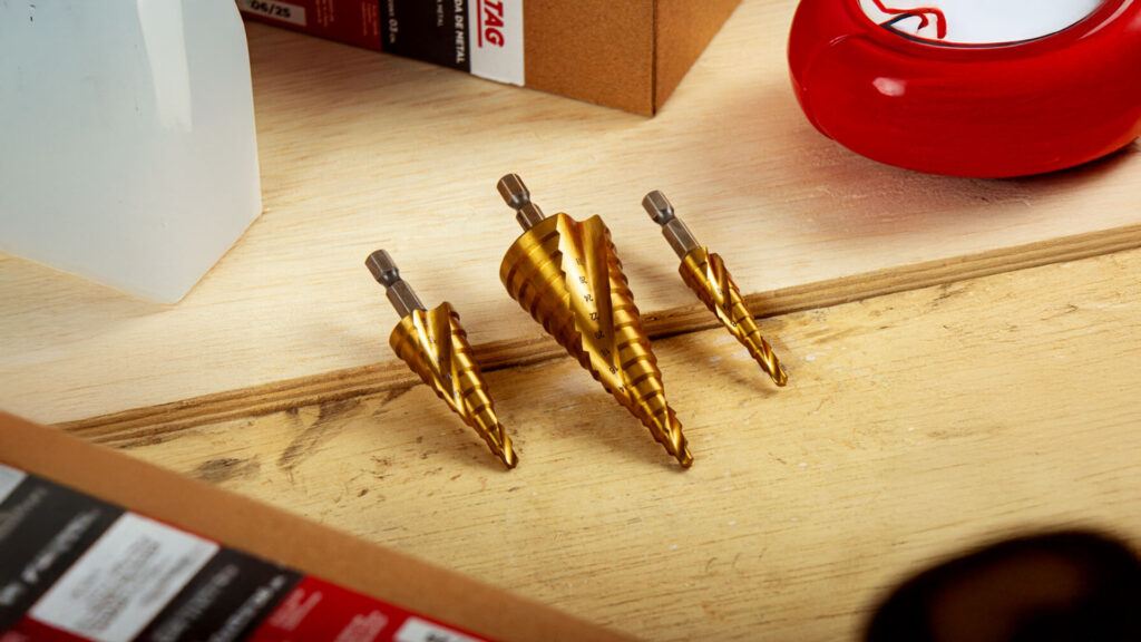 Conheça 5 ferramentas e acessórios para construção, sua importância na precisão do corte, no acabamento final e na produtividade da obra.