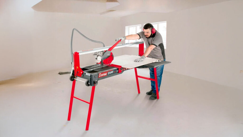 Saiba o que é o cortador de piso elétrico, quando utilizá-lo e quais são seus benefícios para cortes precisos e acabamento profissional na obra.