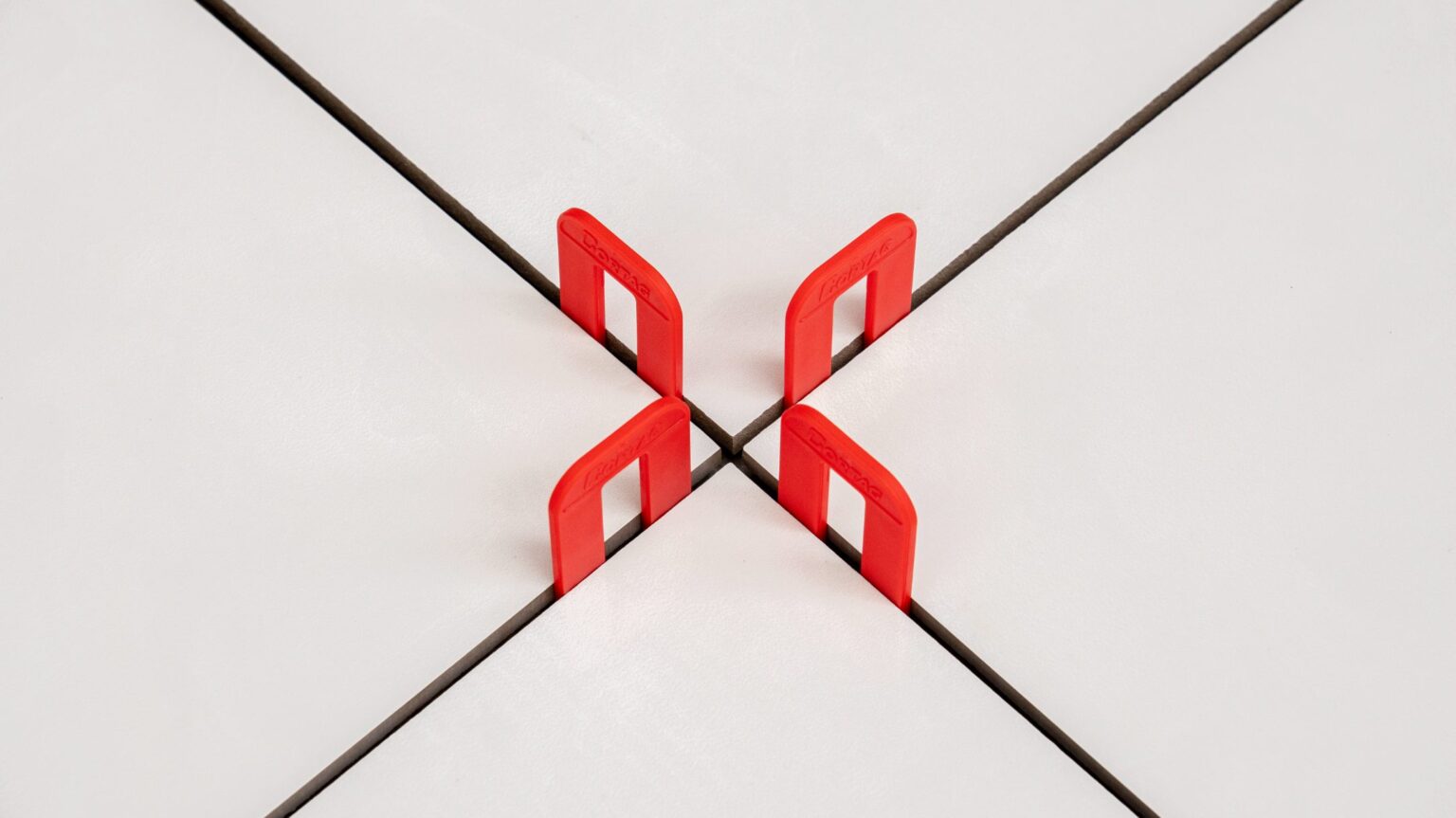 se muestra la junta mínima en porcelánico rectificado mediante la herramienta para trabajarlas, los separadores de porcelánico rectificado