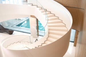 escalera de caracol con alicatado realizado de forma profesional