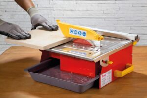 la cortadora eléctrica portátil Cortag Zap 180 es ideal para el corte de suelo hidráulico en baños